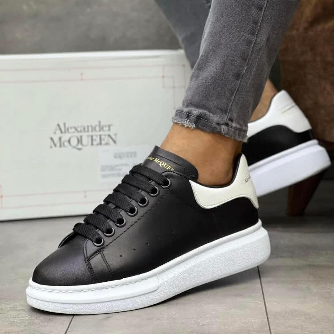 Alexander MC Negru Alb