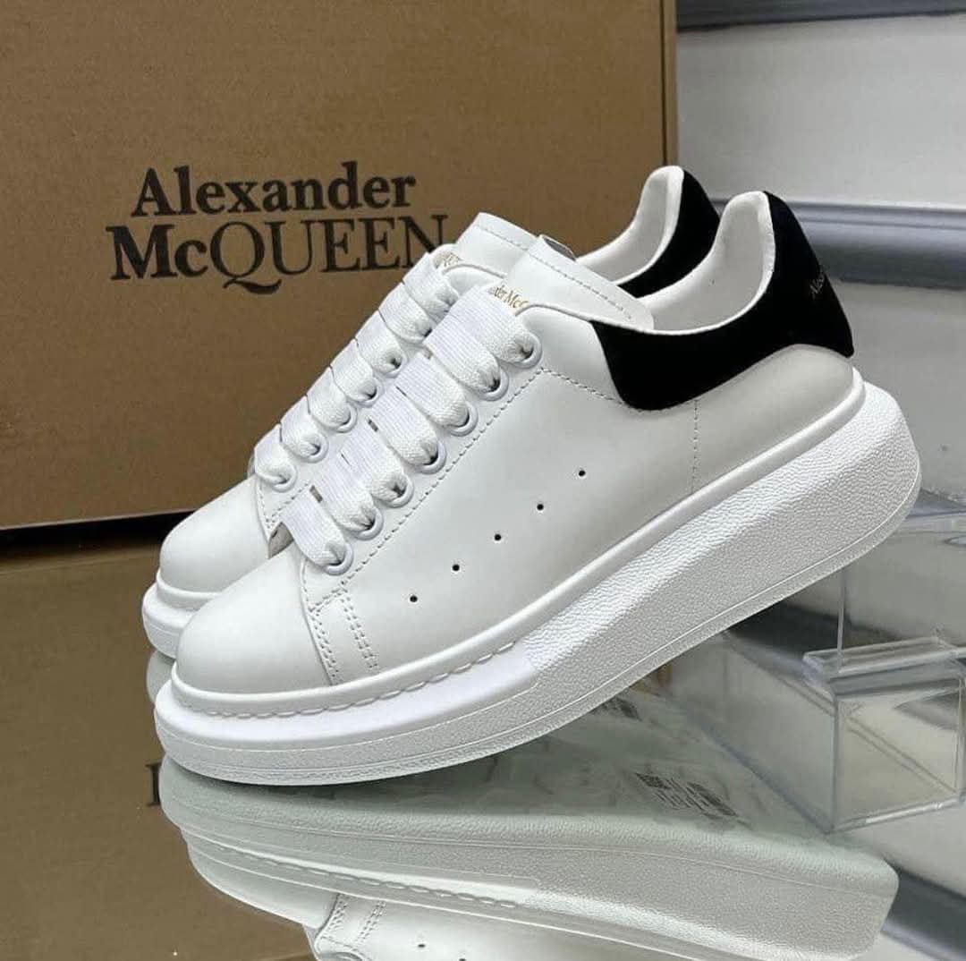 Alexander Mc Alb Negru