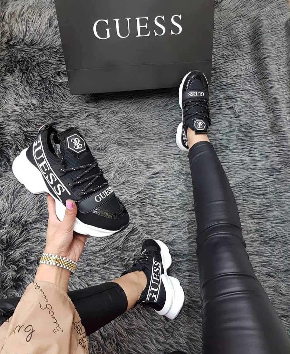 A Guess Alb sau Negru