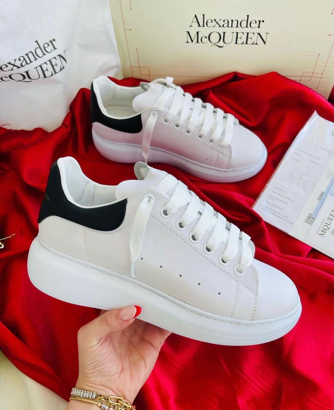 Alexander Mc Alb Negru